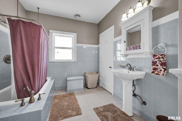423 W HIGH Street, Peoria, IL 61606
