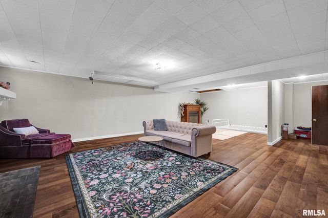 423 W HIGH Street, Peoria, IL 61606