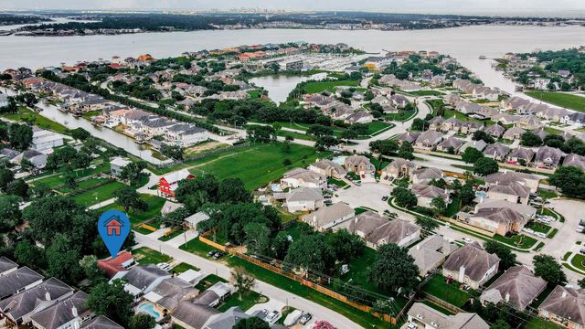 434 Lakeside Drive, Kemah, TX 77565