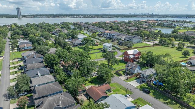 434 Lakeside Drive, Kemah, TX 77565