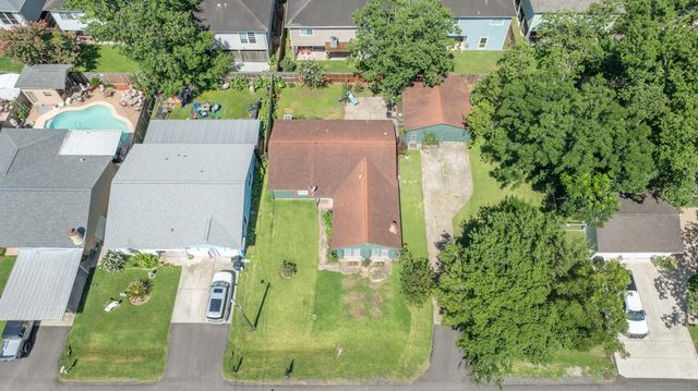 434 Lakeside Drive, Kemah, TX 77565