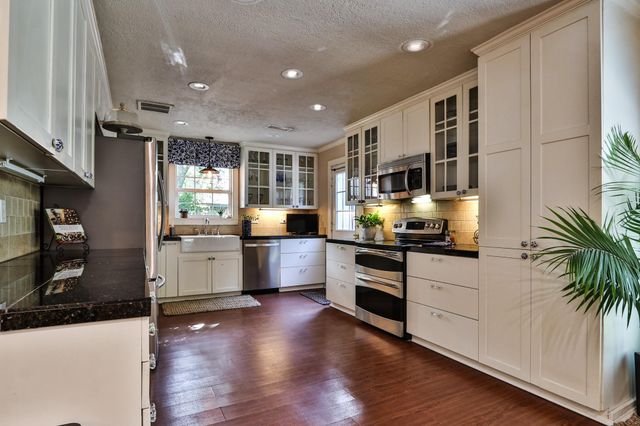 434 Lakeside Drive, Kemah, TX 77565