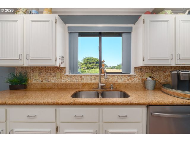 865 Sw NEWPORT Ave, Bandon, OR 97411