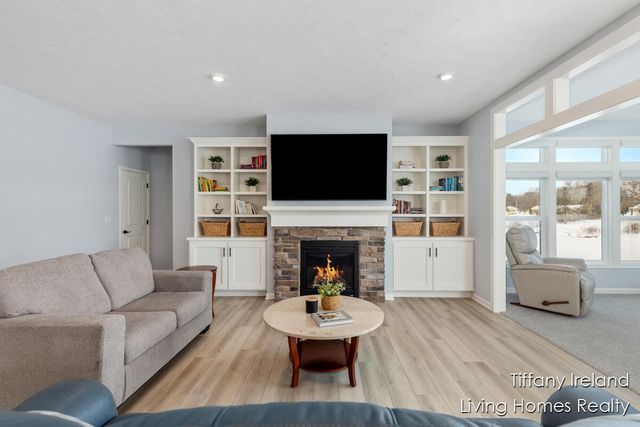 2911 Isle Grand Drive NE, Belmont, MI 49306