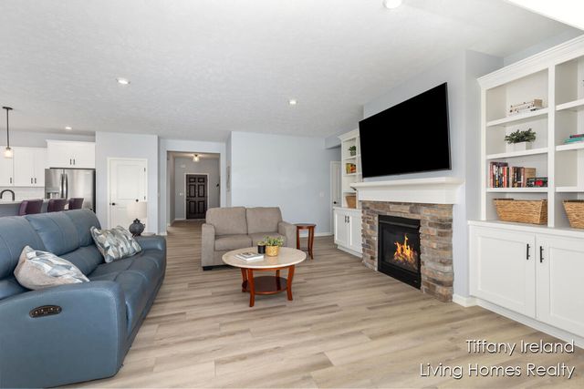 2911 Isle Grand Drive NE, Belmont, MI 49306