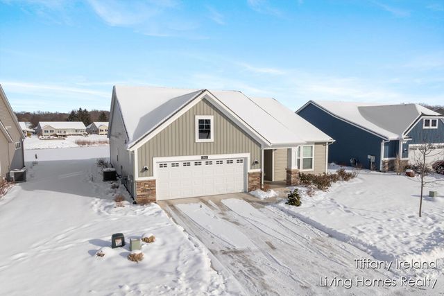 2911 Isle Grand Drive NE, Belmont, MI 49306