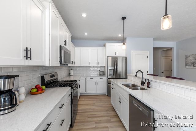 2911 Isle Grand Drive NE, Belmont, MI 49306