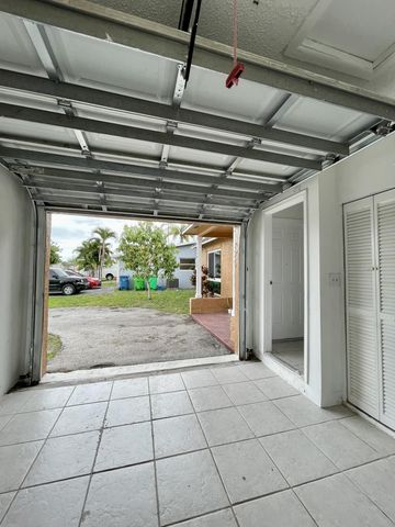 11420 NW 35th Street, Sunrise, FL 33323
