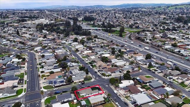 27707 La Porte Ave, Hayward, CA 94545
