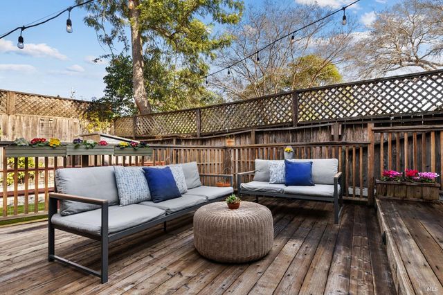 12 Rain Tree Ct, Petaluma, CA 94952