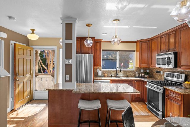 12 Rain Tree Ct, Petaluma, CA 94952