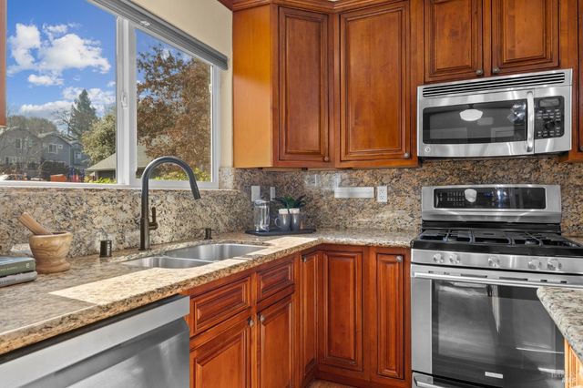 12 Rain Tree Ct, Petaluma, CA 94952