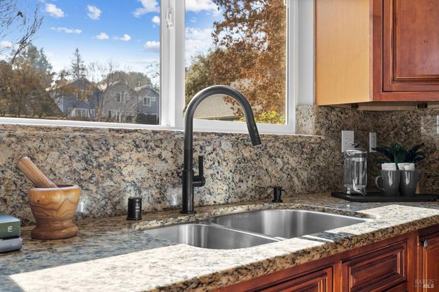 12 Rain Tree Ct, Petaluma, CA 94952