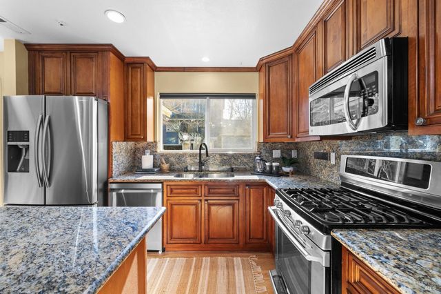 12 Rain Tree Ct, Petaluma, CA 94952