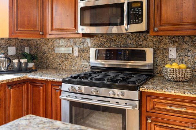 12 Rain Tree Ct, Petaluma, CA 94952