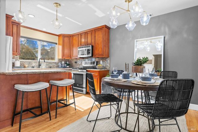 12 Rain Tree Ct, Petaluma, CA 94952