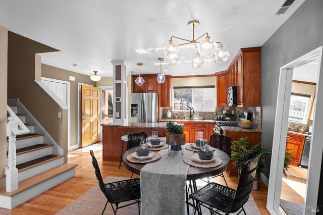 12 Rain Tree Ct, Petaluma, CA 94952