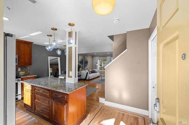 12 Rain Tree Ct, Petaluma, CA 94952