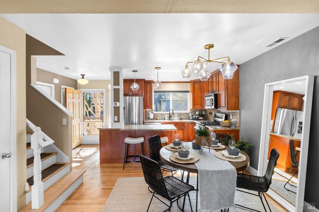 12 Rain Tree Ct, Petaluma, CA 94952