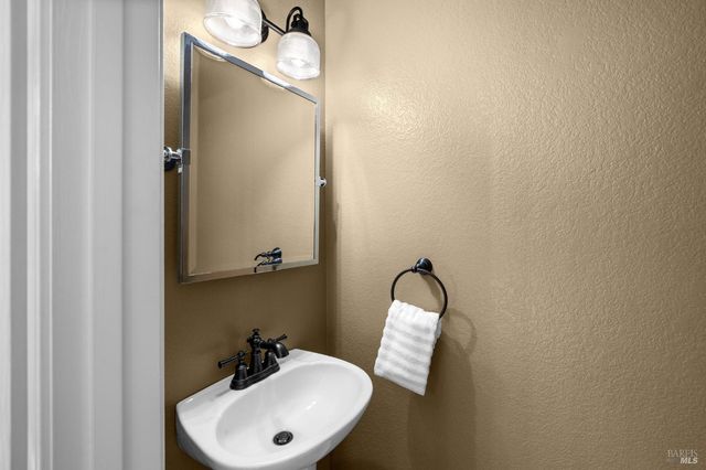 12 Rain Tree Ct, Petaluma, CA 94952