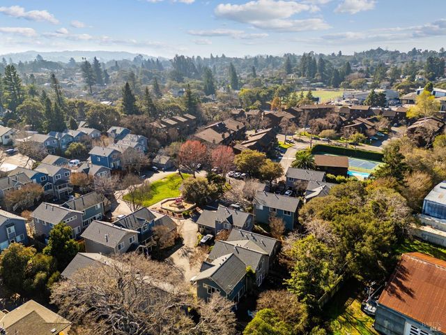 12 Rain Tree Ct, Petaluma, CA 94952