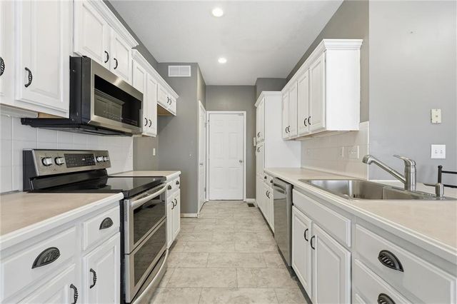 1323 N 158th Court, Basehor, KS 66007