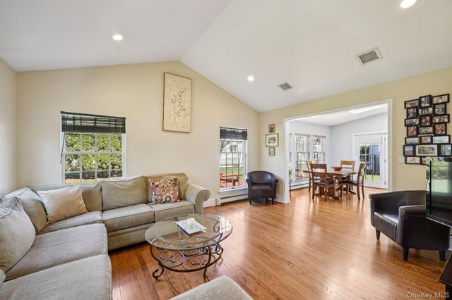 87 Kingsbury Road, Garden City, NY 11530