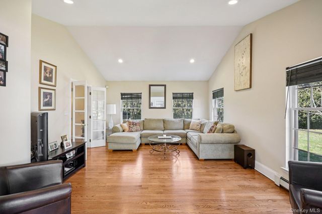 87 Kingsbury Road, Garden City, NY 11530