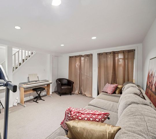 87 Kingsbury Road, Garden City, NY 11530