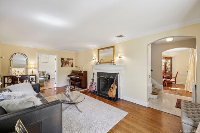 87 Kingsbury Road, Garden City, NY 11530