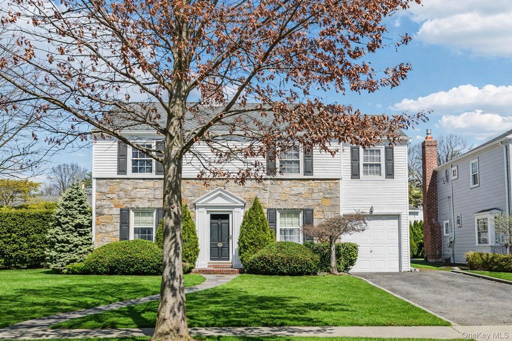 87 Kingsbury Road, Garden City, NY 11530