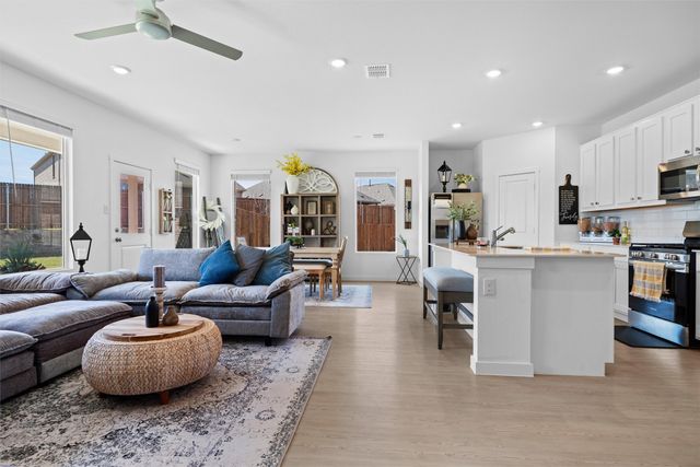 321 Sedalia Trail, Justin, TX 76247