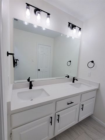 1422 Mabry Mill Road, Houston, TX 77062