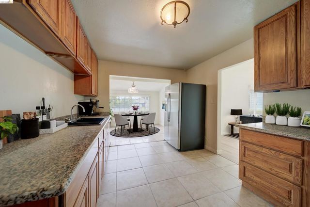 844 844 37Th St, Richmond, CA 94805