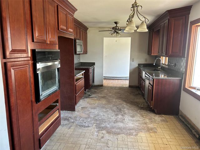 8 Mahogany Road, Rocky Point, NY 11778