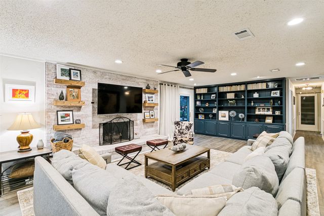 2845 Autumn Drive, Hurst, TX 76054