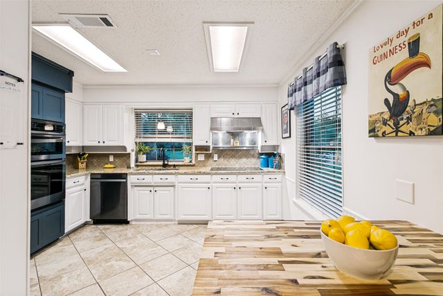 2845 Autumn Drive, Hurst, TX 76054