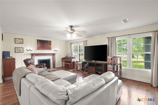 1320 W San Antonio Street, Lockhart, TX 78644