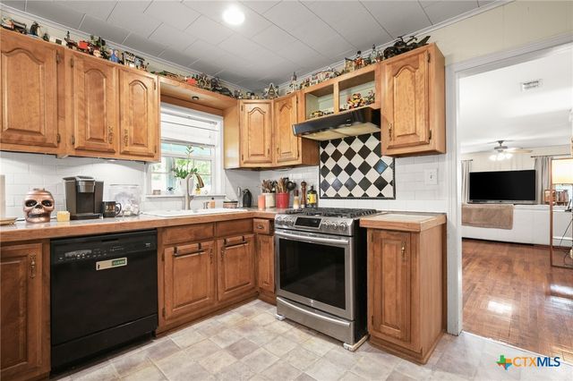 1320 W San Antonio Street, Lockhart, TX 78644