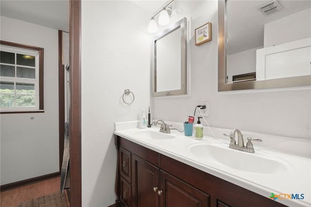 1320 W San Antonio Street, Lockhart, TX 78644