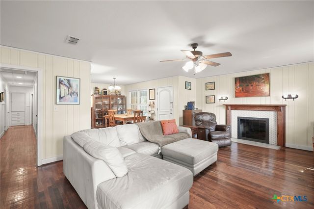 1320 W San Antonio Street, Lockhart, TX 78644