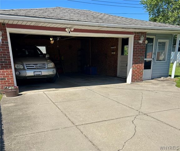 39 Angela Lane, Cheektowaga, NY 14225