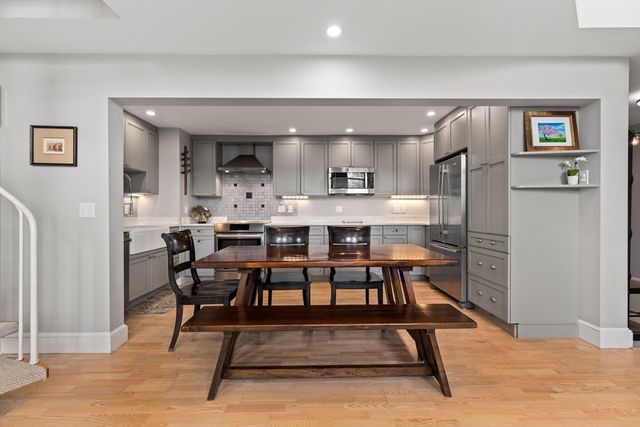 35 Walden St 34, Cambridge, MA 02140