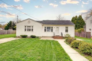 18 Blossom Avenue, Holtsville, NY 11742