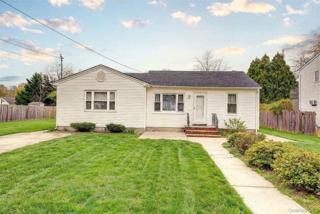 18 Blossom Avenue, Holtsville, NY 11742