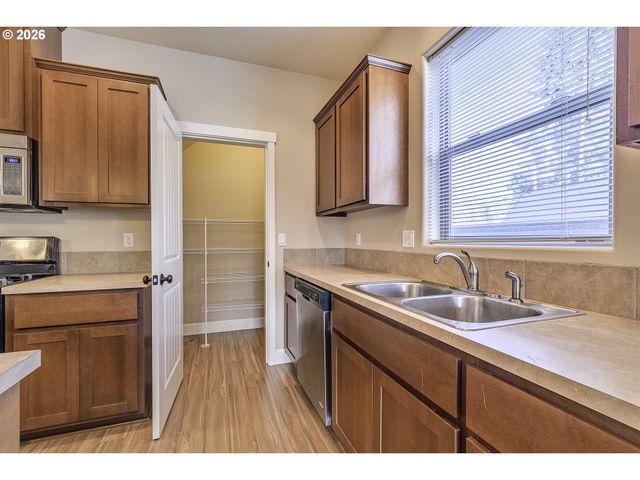 131 Nw CONNELL Ave, Hillsboro, OR 97124