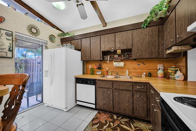 330 Briarwood Cir 3-19, Hollywood, FL 33024