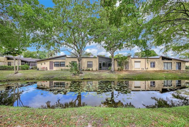330 Briarwood Cir 3-19, Hollywood, FL 33024