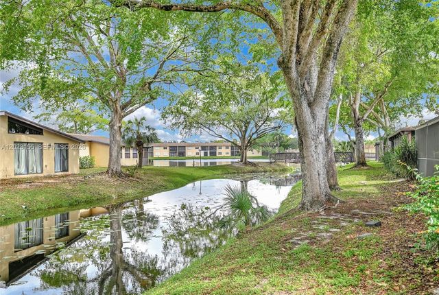 330 Briarwood Cir 3-19, Hollywood, FL 33024