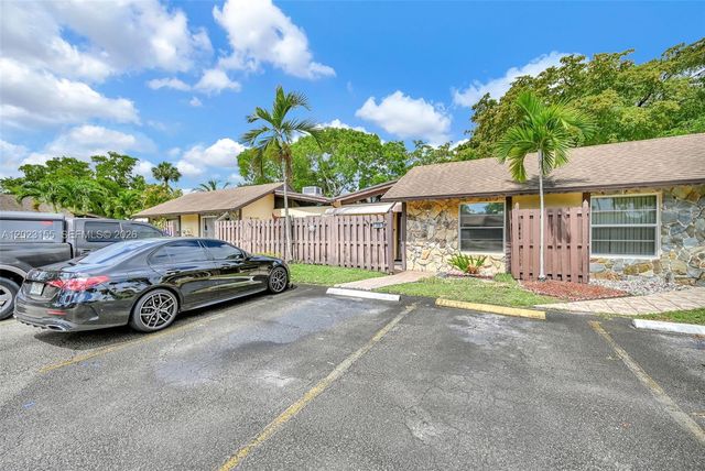 330 Briarwood Cir 3-19, Hollywood, FL 33024